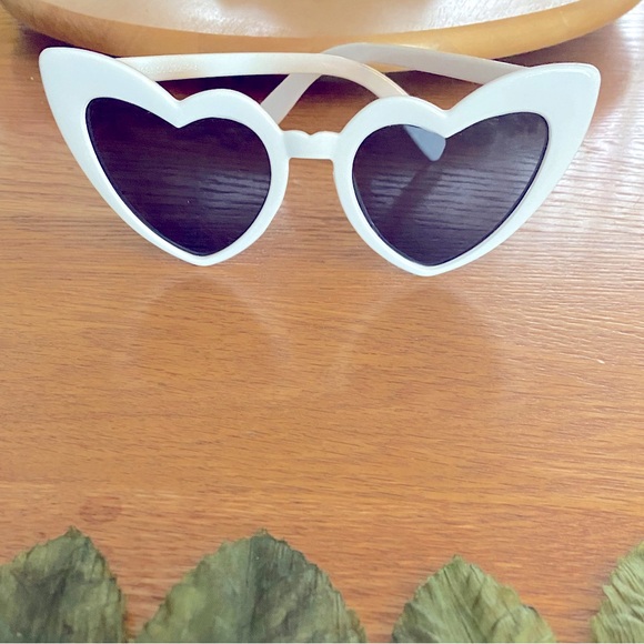 Accessories - NEW WOMENS WHITE HEART SUNGLASSES